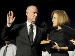 El nuevo gobernador de California, Edmund G. Brown Jr., (i), jura su cargo ante su esposa Anne Just Brown, (d). EFE  /
