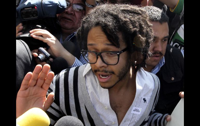 El cantante afuera de las instalaciones de la PGJDF. EL UNIVERSAL  /