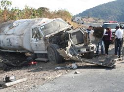 Los técnicos en emergencias de la Cruz Verde Tlajomulco a su llegada encontraron al par de hombres muertos. O. RUVALCABA  /
