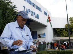 Desde las ocho horas del lunes se formaron largas filas para pagar el predial en las unidades Basílica y Las Águilas. M. FREYRIA  /