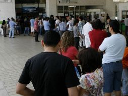 Desde la mañana de este lunes, los contribuyentes abarrotaron las recaudadoras de Zapopan. M. FREYRÍA  /
