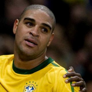 Adriano niega volver al Flamengo