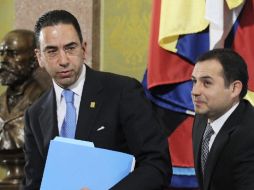 Javier Lozano Alarcón (izq.) confió en corregir al alza sus estimaciones sobre la creación de empleos en 2011. EFE  /