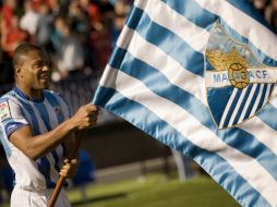 El brasileño Julio Baptista posa con el uniforme y la bandera del Málaga, su nuevo equipo. AFP  /