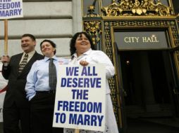 Grupos de homosexuales se manifiestaron en las cortes de San Fancisco cuando la ley que les permitía casarse fue revocada. ARCHIVO  /