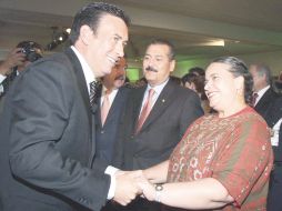 El gobernador con licencia de Coahuila, Humberto Moreira, saluda a la lideresa nacional del PRI, Beatriz Paredes. EL UNIVERSAL  /
