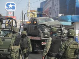Tres elementos del Ejército resultaron heridos tras chocar la unidad militar contra un negocio, en una persecución en Nuevo León. NTX  /