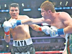 Saul Álvarez, (der.)  durante la pelea contra el ''Tata'' Baldomir  en 2010.  MEXSPORT  /