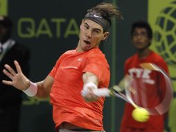 El tenista Rafael Nadal devuelve una bola a su rival, el eslovaco Karol Beck. REUTERS  /