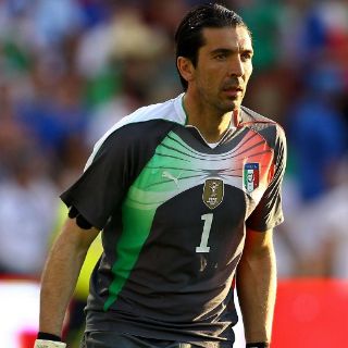 Buffon supera a Casillas