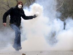 Un estudiante se enfrenta a las fuerzas policiales durante una protesta contra de la políticas educativas del gobierno. EFE  /