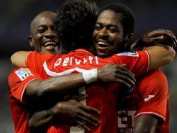 Diego Perotti celebra su gol juntos a sus compañeros. AFP  /