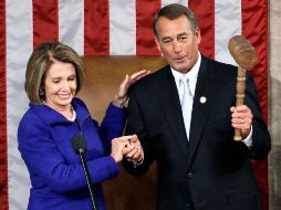 La ex presidenta de la Cámara de Representantes, Pelosi, hizo la entrega del mazo -utilizado en todo trámite legislativo- a Boehner. AP  /