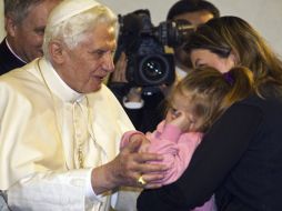 El Papa Benedicto XVI saluda a una niña durante la visita que ha realizado a niños con espina bífida y uropatías congénitas. EFE  /