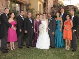 Al centro los novios Guillermo Villaseñor Franco y María Almendra Campos Carriedo. EL INFORMADOR  /