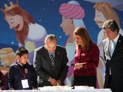 El Presidente Felipe Calderón y su esposa Margarita Zavala compartieron la Rosca de Reyes con niños en Los Pinos. EL UNIVERSAL  /