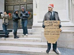 Letrero de protesta en busca de un trabajo frente a la entrada de la Bolsa de valores de Nueva York, en Wall Street. ARCHIVO  /