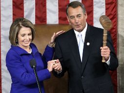 El republicano John Boehner recibe el martillo de manos de su predecesora demócrata. AP  /