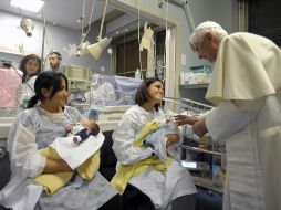 El máximo jefe de la Iglesia contempló las estatuillas, besó a los niños y bendijo a los bebés que le trajeron. AFP  /