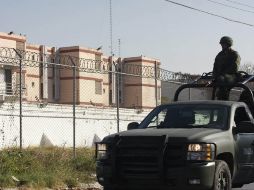 Elementos del Ejército resguardan la zona del penal de Topo Chico. EFE  /