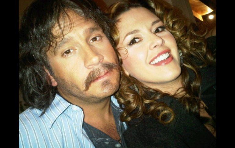 Entre sus primeros mensajes en la red publicó una foto junto con Arath de la Torre. ESPECIAL  /