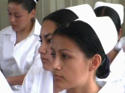 Acompañado del secretrio de Salud, el Presidente Calderón felicitó a las enfermeras en su día. ARCHIVO  /