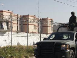 Militares resguardan el Penal de Topo Chico luego de que un grupo armado atacó a tiros y lanzó granadas, sin dejar heridos. EFE  /