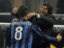 Motta celebró con Leonardo sus goles. REUTERS  /