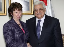 La alta representante europea Catherine Ashton (i) y el presidente palestino Mahmud Abás (d). EFE  /