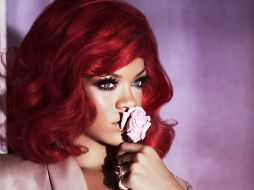 En la imagen se encuentra oliendo una flor.  ESPECIAL  /