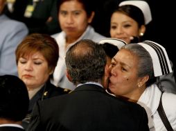 Felipe Calderón recibe el beso de una enfermera, en el Auditorio Nacional. EL UNIVERSAL  /