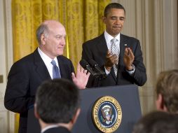Barack Obama (derecha) aplaude al nuevo jefe de gabinete William Daley, en la sala Este de la Casa Blanca. EFE  /