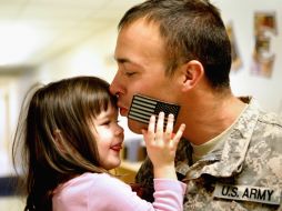 Un militar se despide de su hija en Jacksonville, Illinois. El uniformado servirá en el país árabe. AP  /