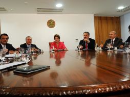 Dilma Rousseff (centro) con su gabinete acordaron la creación de una agenda coordinada. EFE  /