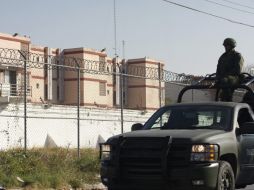 Soldados del Ejército mexicano vigilan el Penal del Topo Chico, en Monterrey. EFE  /