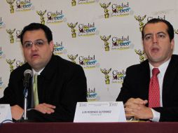 El secretario de Finanzas, Armando López y el tesorero del Distrito Federal, Luis Rosendo, hablan  sobre el pago anual del predial. NTX  /