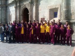 Los jugadores de Estudiantes Tecos visitaron la Basílica de Zapopan antes de partir a México. R. VELÁZQUEZ  /
