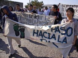 Activistas participan hoy en la caravana 'Paso a paso hacia la Paz', en Arriaga, Chiapas. AFP  /
