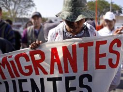 Manifestantes en pro de los migrantes marchan hoy en Chiapas. AFP  /