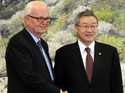 El enviado especial estadounidense para Corea del Norte, Stephen Bosworth (i), se reúne con su homólogo surcoreano, Wi Sung-lac. EFE  /