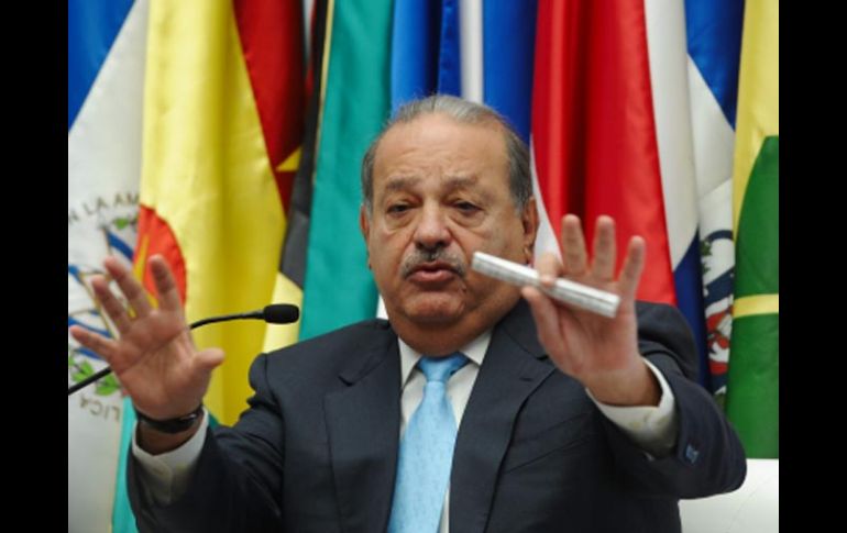 El multimillonario Carlos Slim y su empresa América Móvil, obtuvieron una licitación para la explotación de banda ancha. ARCHIVO  /