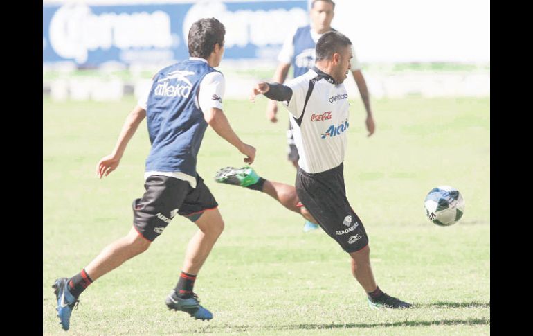 Édgar Pacheco (der.) será titular esta noche ante Monarcas.  /
