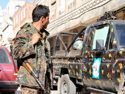 Soldados yemeníes patrullan las calles de Saná, Yemen. EFE  /