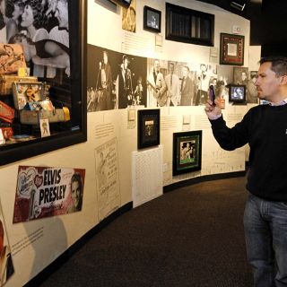 El minero Edison Peña visitó el lugar en que nació Elvis Presley