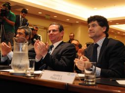 Sergio Regueros, representante de la compañía Telefónica de España  aplaude, tras realizar la oferta más alta. EFE  /