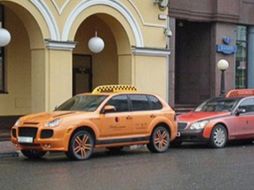 En la bolsa del dinero, el taxista encontró la identificación del propietario. ESPECIAL  /