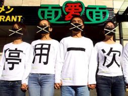 Greenpeace ha denuncuiado que la producción de los palillos llenaría  553 piscinas olímpicas. EFE  /