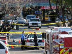Policías acordonan la zona del tiroteo. AFP  /