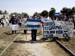 Migrantes y activistas marcharon este sábado, en el municipio de Chahuites, en el estado mexicano de Oaxaca. EFE  /