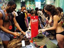 Los afortunados tenían derecho a escoger dos prendas de vestir gratis. AFP  /